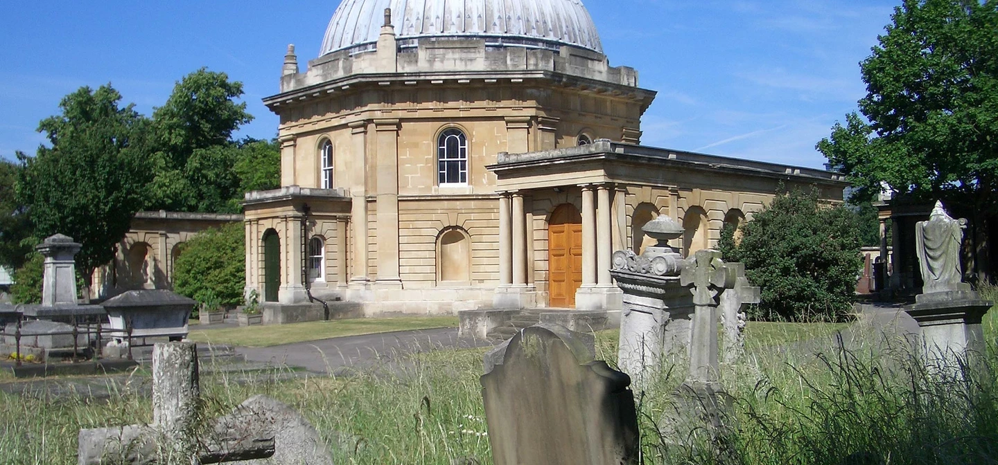 Chapel and graves in Brompton Cemetery