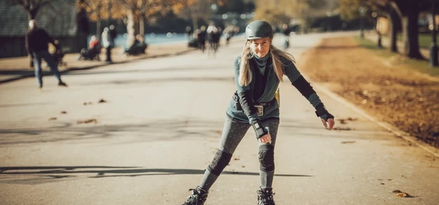 Woman skating next to the Serpentine lake in Hyde Park