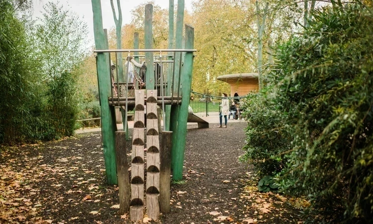 Playground apparatus