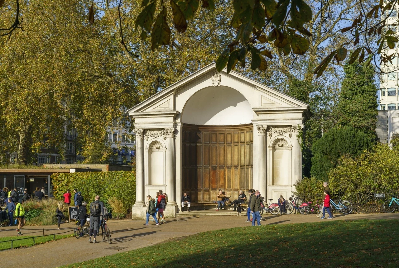 Queen Anne's Alcove in Kensington Gardens