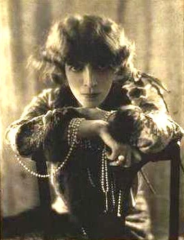 Luisa Casati wearing pearls