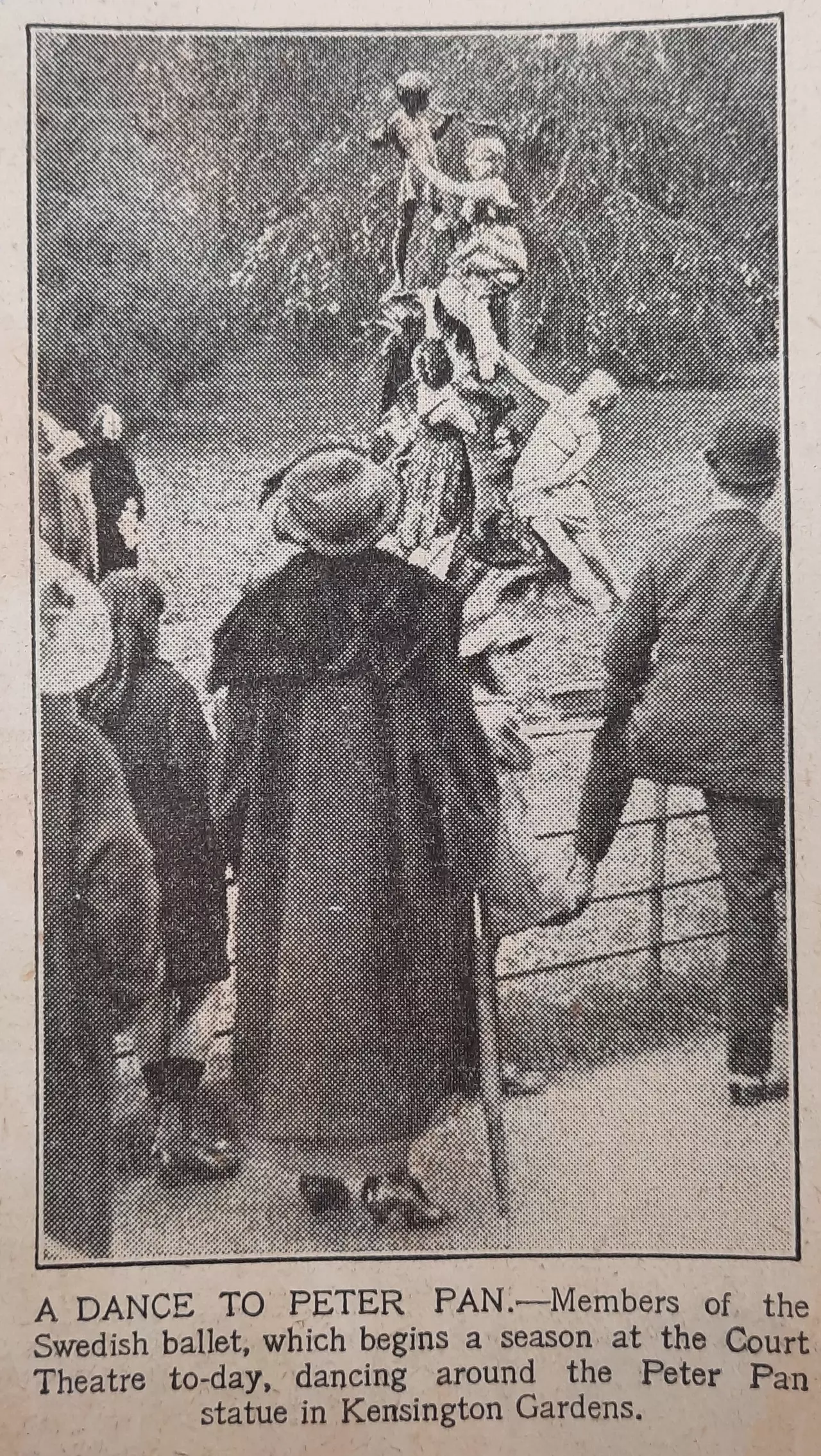 A press clipping from 1912 about ballet dancers climbing the Peter Pan statue