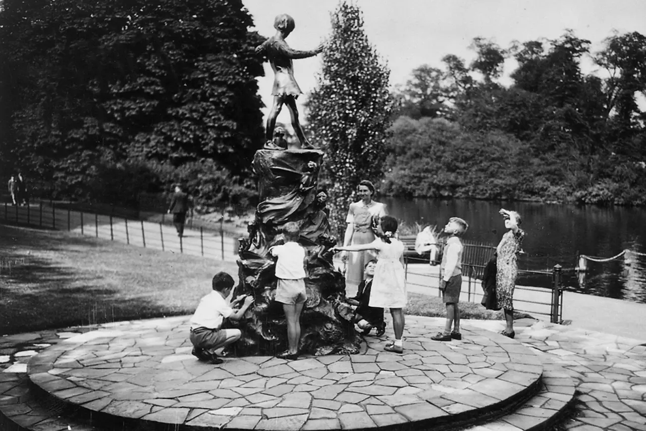Children at the Peter Pan statue, 1943
